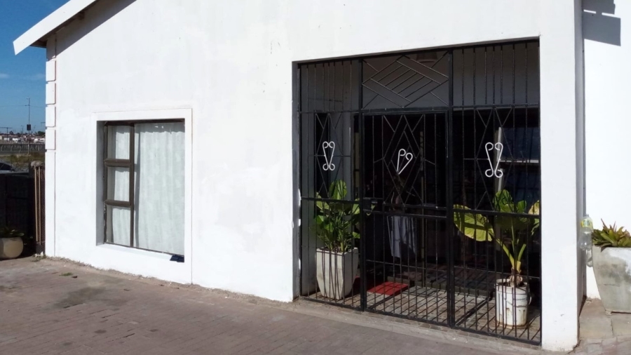 4 Bedroom Property for Sale in Louwville Western Cape
